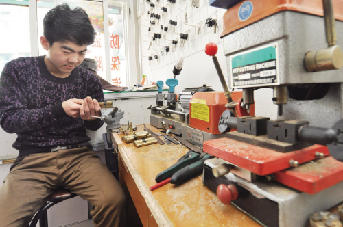 边饶镇开锁店为啥“牛号”频现 听开锁师傅讲什么锁最防盗