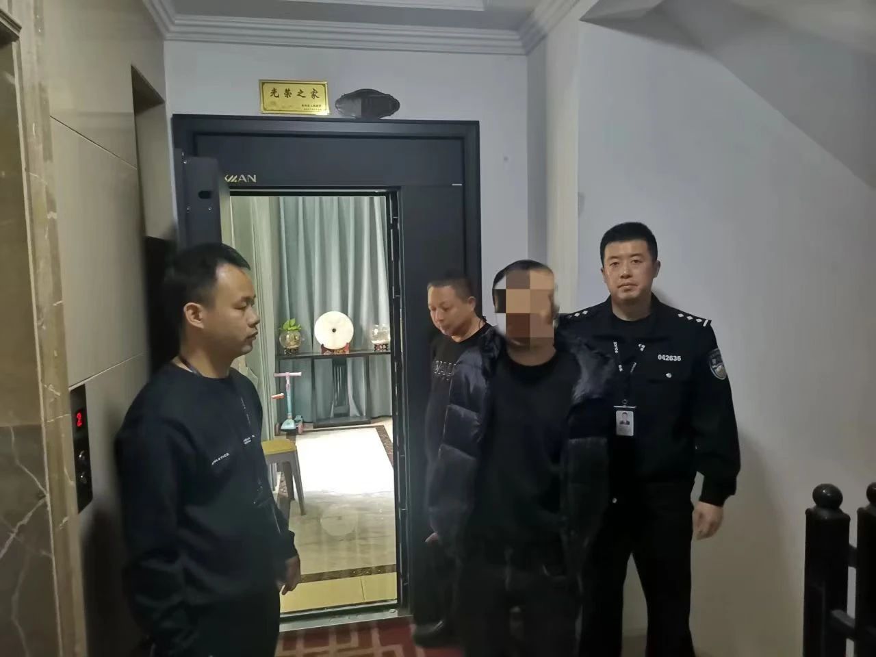 边饶镇全副伪装仍被识别！双龙公安成功抓获一名撬锁盗窃嫌疑人